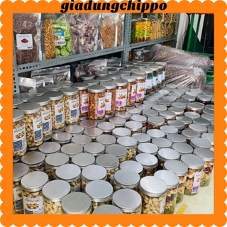 các món vặt - Bánh tai heo, bánh sữa dừa, mứt gừng , mứt dừa ,kẹo socola ,hạt dưa, thèo lèo, gạo lứt sấy ,ômai, me
