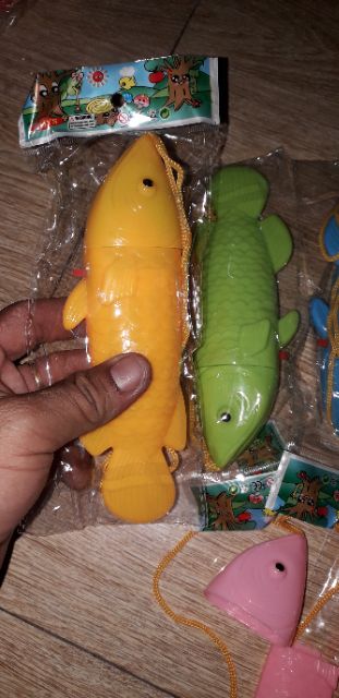 Một chiếc quạt hình cá bằng nhựa hình rất đẹp tặng kèm PIN