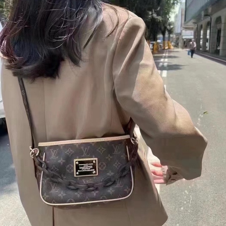 Túi xách nữ đeo chéo kẹp nách LV quai da dây xích new