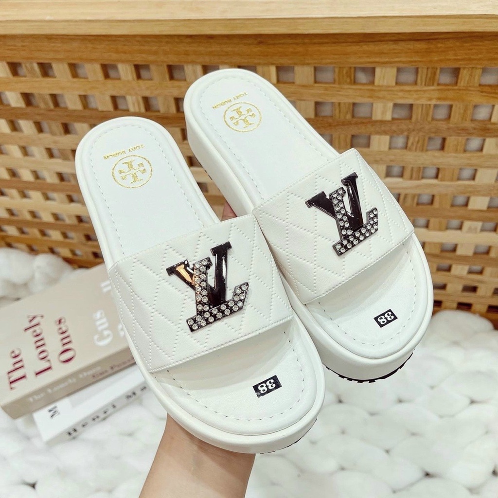DÉP DA NỮ QUAI NGANG HỌA TIẾT LOGO NV ĐÍNH ĐÁ SANG TRỌNG - TÔN DA