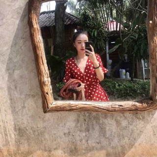 Váy đỏ chấm bi retro