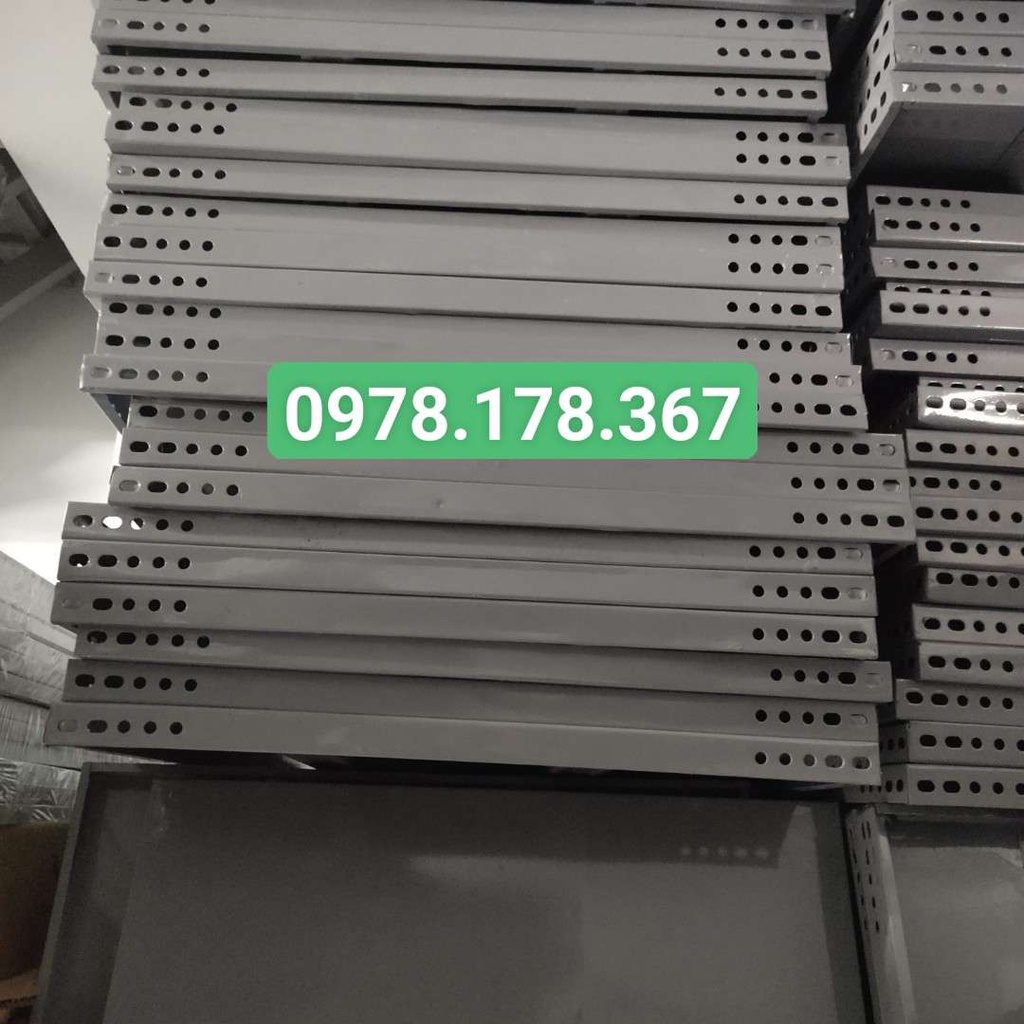 Mâm sàn kệ sắt V lỗ đa năng rộng 50cm màu xám.