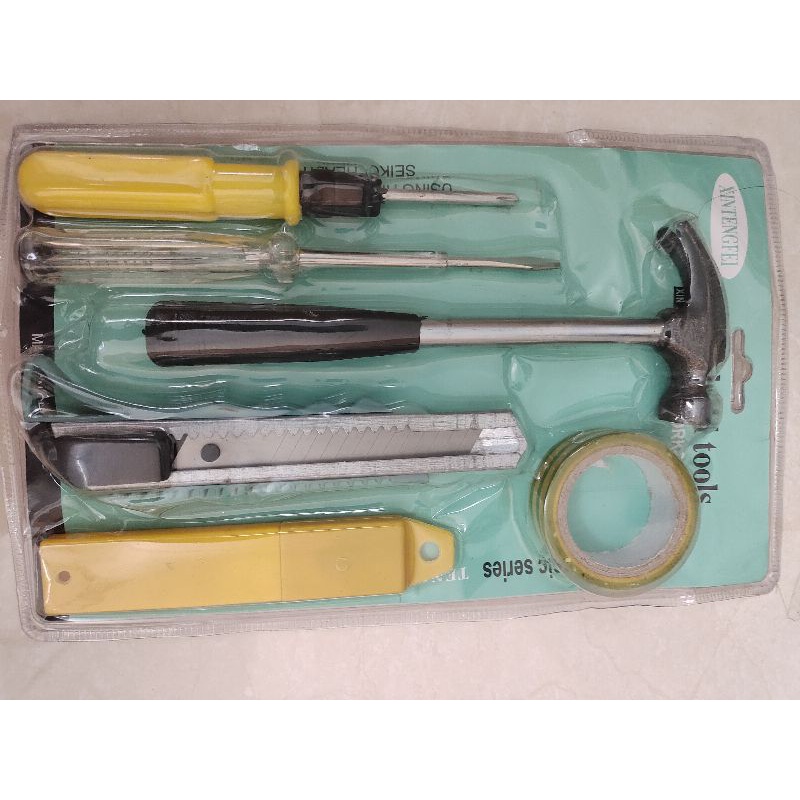 Bộ dụng cụ cơ khí 6 món,tuốc nơ vít,búa,băng rính điện,bút thử điện,rao cắt dây,lưỡi dao