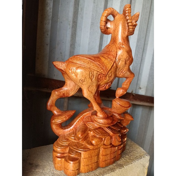 Tượng dê đứng vàng gỗ hương