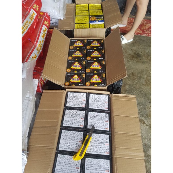 Hộp Viên Xoay phát sáng 96 viên , Phao xoay nhiều màu chơi tết 2023