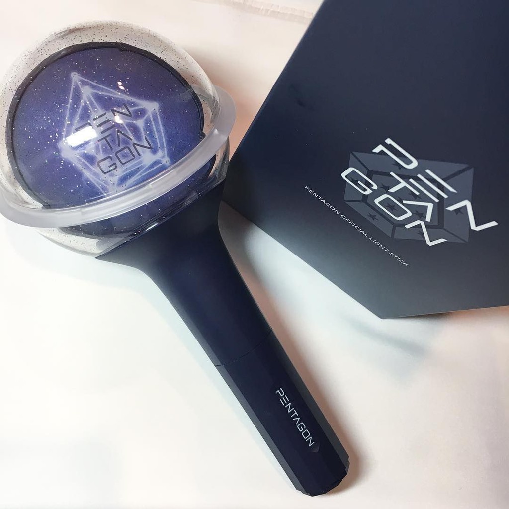 69 lightstick có thời gian chiếu sáng dài nhất KPOP. Nhà bạn đứng thứ bao nhiêu? (G)I-DLE 2PM AB6IX Abyeolbong Agabong Angelbong AOA Apink April Armybomb ASTRO ASTRO Robongie ATEEZ B1A4 Bamhaneulbong Banditbong Bangbong Bbyongbong BIGBANG Black Pink Block B Bo ong BoA BTOB BTS Byeolbitbong Byeolbong Byeollangbong CandybongZ caratbong Chanttobong Cherry Bullet Cherrygun Chiyeolbong Chungha CIX cosmic girls Danibong Dearmybong Eribong EXO GFRIEND Golden Child GOT7 Ha Sung Woon Haengbong Hallabong Highlight Honeybong Hwang Chiyeul IkeTtaIrangie iKON Infinite IU IZ*ONE JBJ95 Jeong Sewoon Jigubong Jung Seung Hwan k.will Kang Daniel Kebongie Kim Jaehwan Kimmanbong Kkulbong Konbat Lee Chan Won Lee Jin Hyuk Lightiny lightstick Lovbong lovelyz Mamamoo Merrybong Meummwonbomb Mikebong Miyabong Moabong MOMOLAND Monfoongie Monsta X Moobong myname Nablebong Nachimbong Napalbong NCT Neverbong NUEST Oh My Girl Ong Seong Wu Pandabong Park Ji Hoon Pentagon Ppoobong Ppyongibong Red Velvet Robongie Runbong Samuel Sarangnibong Saseumbong Seventeen SF9 Shatingstar SHINee SNSD Stray kids Sunmi Super Junior Superbong SuperM Taebongie Taesaja Teen Top TVXQ Twice TXT Up10tion USbong Vbong Vickeybong VICTON VIXX VIXX Byeolbitbong Wanna One Winbong Windeugaebi Winglight Wujujeongbong Yeobong Yunibong