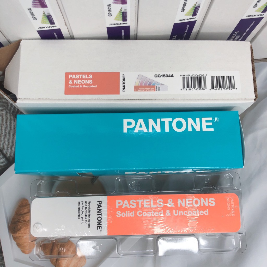 (CHÍNH HÃNG) Bảng màu Pantone Pastel Neon Guide GG1504A - Pantone PMS đầu 9 - Phiên bản 2021 - Từ PANTONE LLC