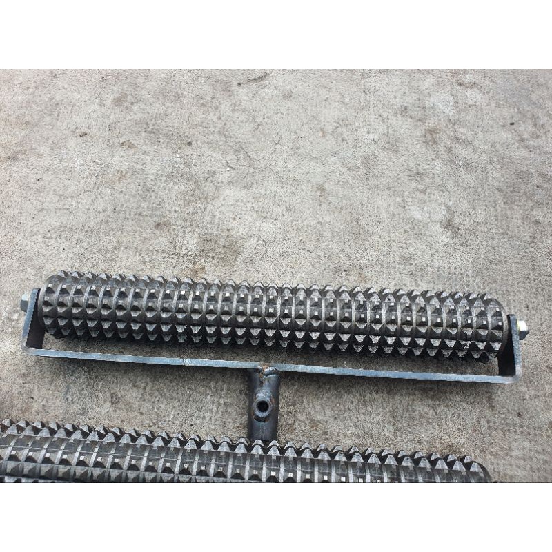 Con Lăn Tạo Nhám Bê Tông Gai Nhọn  - Chiều Dài Quả Lăn 400mm  - CÂY DÀI 1M - 1M5 XIN LIÊN HỆ