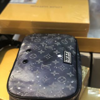 Túi Lv alpha messenger unisex