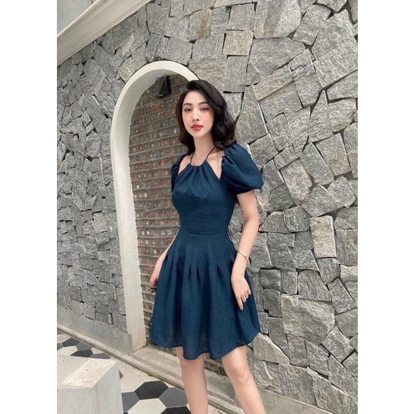 Váy đầm cổ phối bèo tay ngắn bồng vải đũi vân ôm eo sang chảnh xếp li xoè dáng ngắn hở lưng sexy cá tính