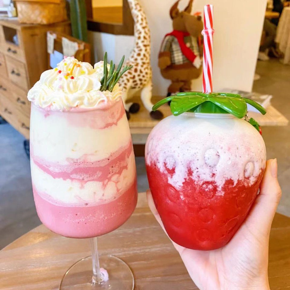 Bình đựng nước hình quả dâu tây, tặng móc quả dâu và vòi hút