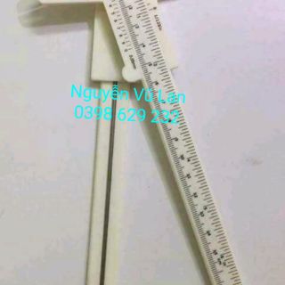 Thước nhựa mỏ vịt