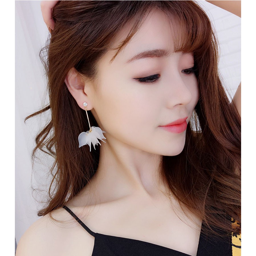 Khuyên tai hàn quốc cánh hoa trắng xinh xắn , bông tai nữ
