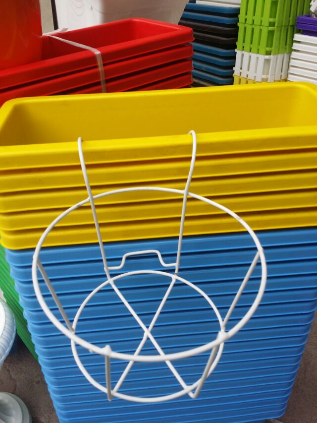 Giá sắt tròn đỡ chậu hoa treo ban công cỡ nhỡ