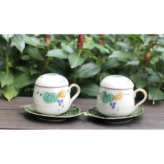 Ly uống nước có nắp đậy và có đế lót