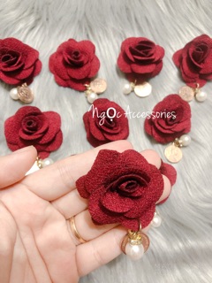 Cài áo hoa hồng đỏ
