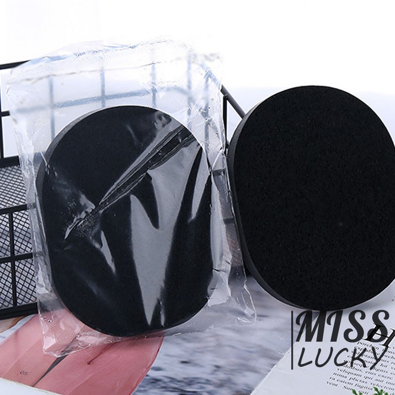 Miếng xốp bằng tinh chất than tre giúp vệ sinh bụi bẩn sâu tận gốc cho da mặt