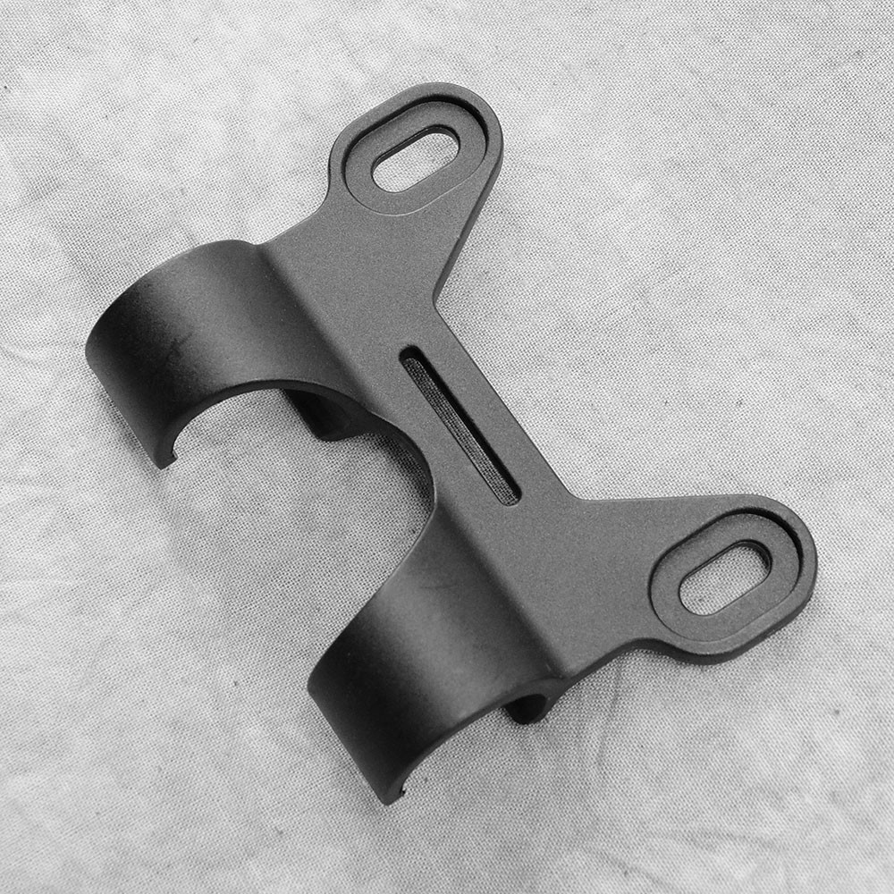 Pát gắn ống bơm vào sườn xe đạp