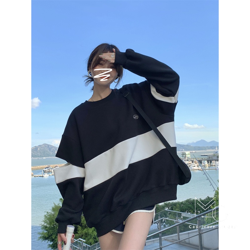 Áo sweater oversize thiết kế đơn giản cách điệu xẻ ở khuỷu tay cá tính phối hai màu đen trắng