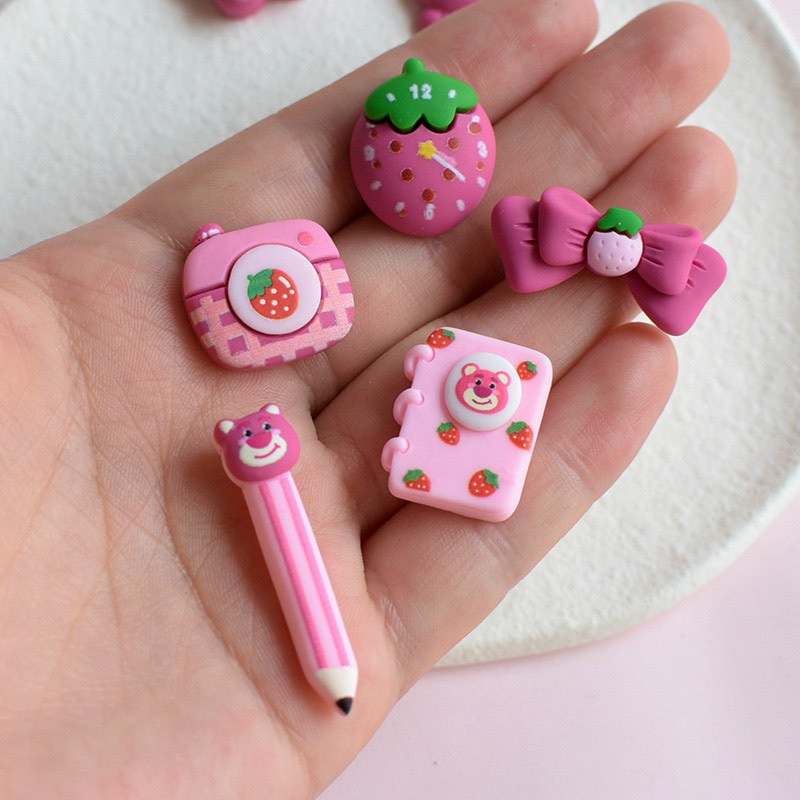 Charm (C577) slime/ Dụng Cụ Charm Trang Trí [Ko Keo &amp; Nút] Hình Bé Gấu Dâu Hồng Nhiều Họa Tiết