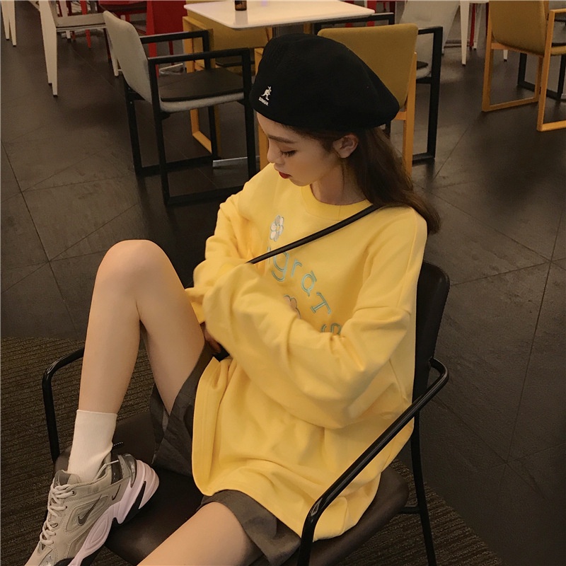 Áo thun IELGY cổ tròn dáng rộng thêu hình hoa trang trí thời trang dành cho bạn nữ