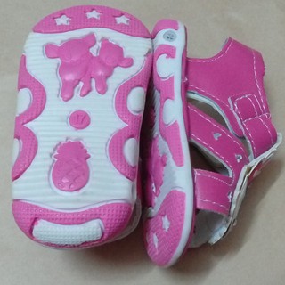 sandal tập đi gắn còi chit chít cho bé