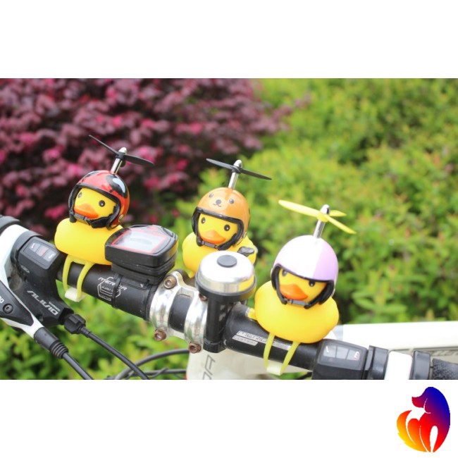 Blackhole Mô hình vịt đội nón bảo hiểm có móc khóa độc đáo