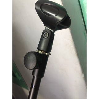 Chân micro đứng sân khấu.