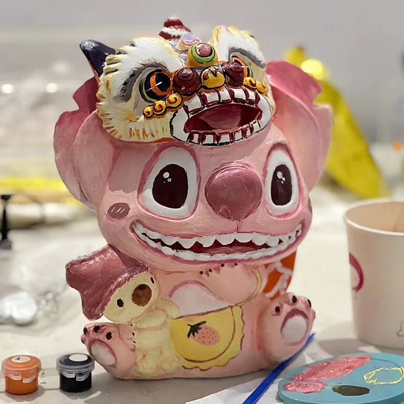 Tượng Stitch mẫu Tết tô màu bằng nhựa Vinyl + có nắp ống heo