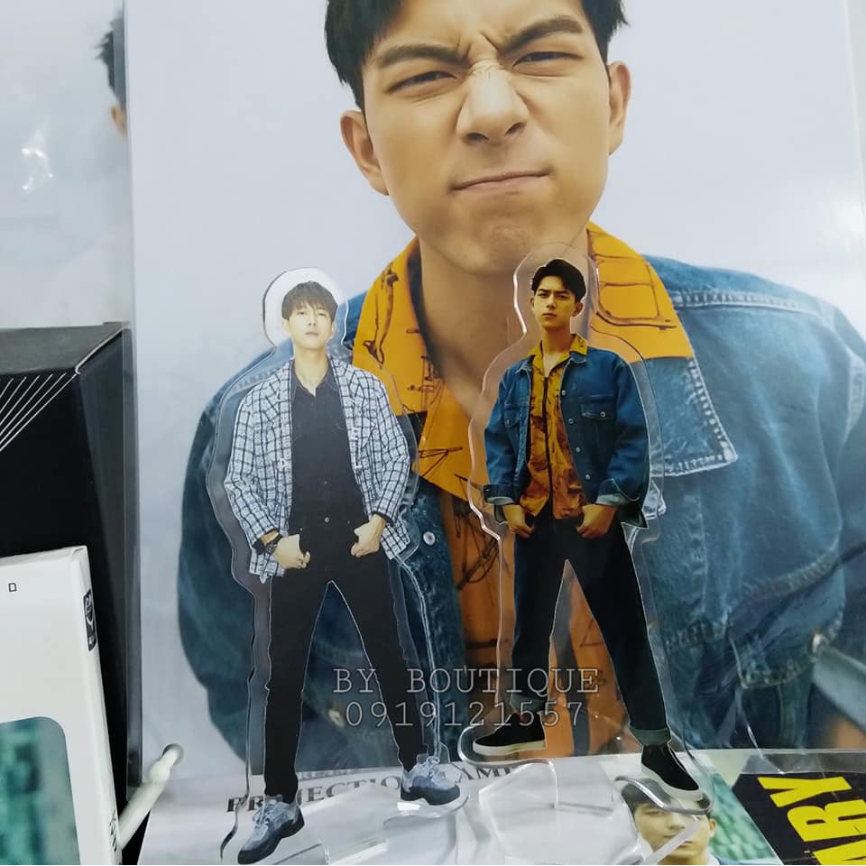 (2 mẫu) Standee đứng mica trong Lý Hiện - Gun thần Cá mực hầm mật