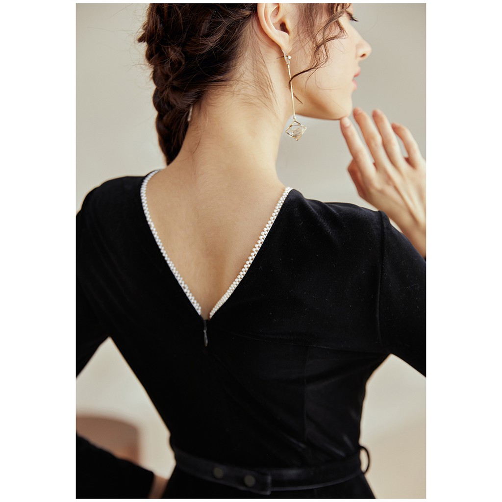 Đầm nhung tròn trước tim sau tay dài đen trơn