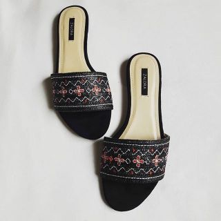 Dép bệt quai ngang thêu họa tiết