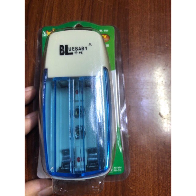 Sạc pin vuông đa năng Bluebaby