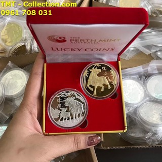 Cặp Xu Hình Con Trâu Tặng Hộp Nhung; Màu: bạc và vàng; Kích thước của hộp đựng xu là 9 x 9 x 3cm-TMT Collection-SP002455