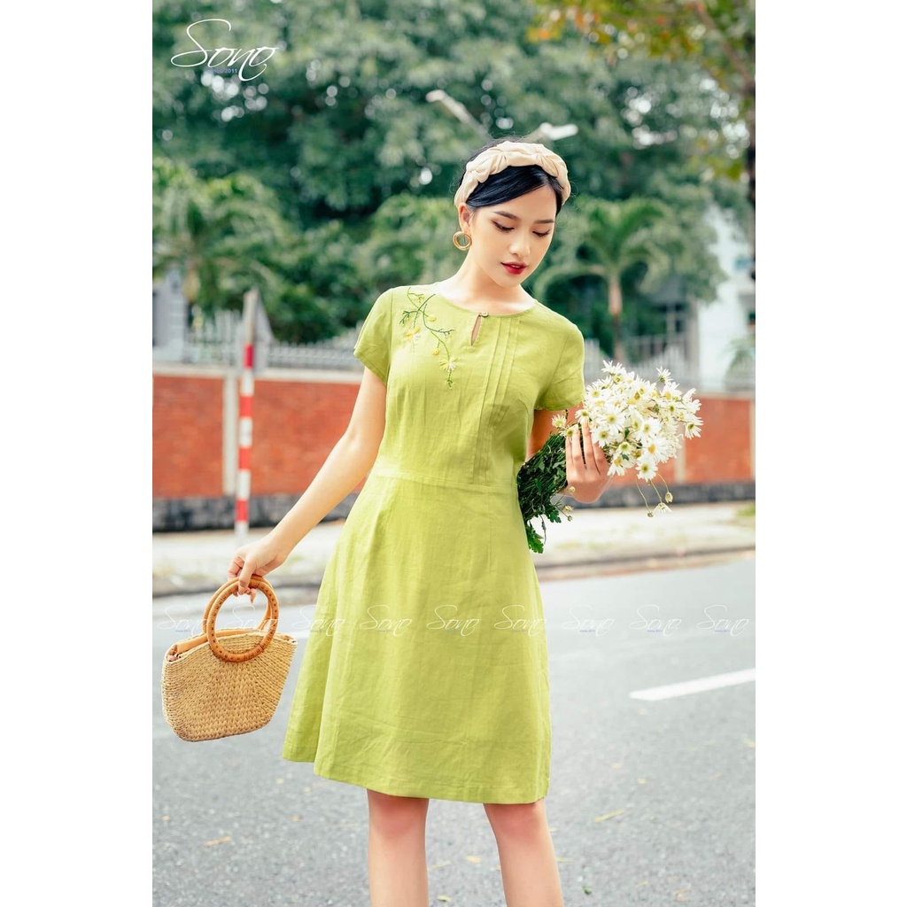 Sono - Đầm Chất Liệu Linen Màu Xanh Lá Hoạ Tiết Thêu Trẻ Trung Tôn Dáng
