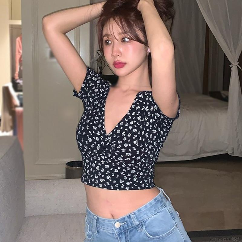 Áo thun crop top tay ngắn họa tiết hoa cổ chữ V thời trang quyến rũ | BigBuy360 - bigbuy360.vn