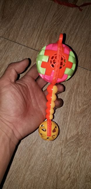 Một chiếc lắc nhạc_lục lạc bằng nhựa cho bé