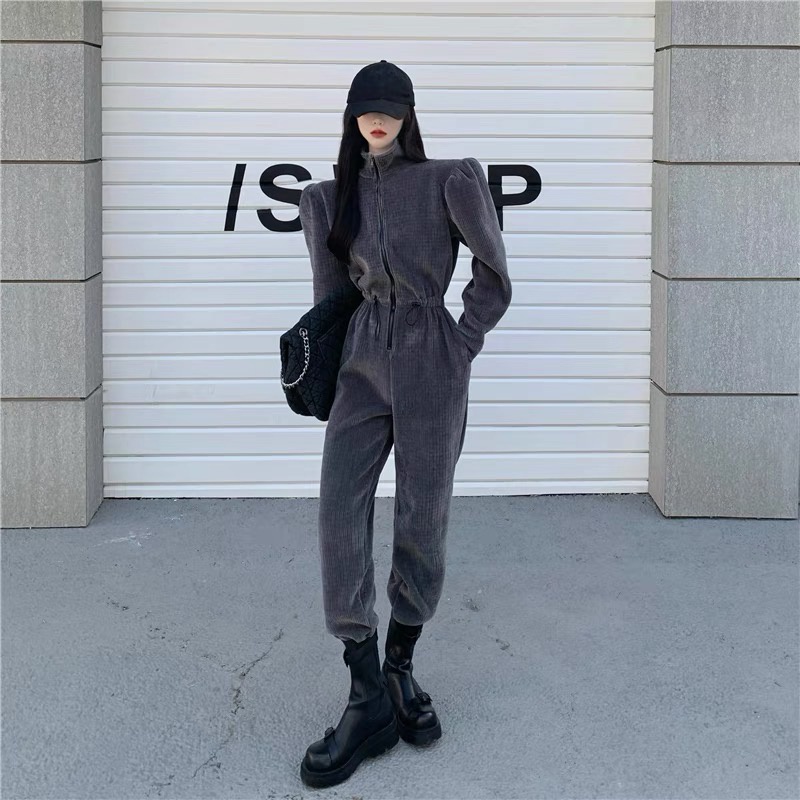 Bộ áo liền quần jumpsuit nhung vai rộng eo vao cá tính thời thượng