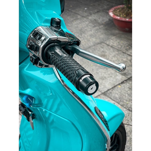 GÙ TAY LÁI VESPA RACING, MARU, Z