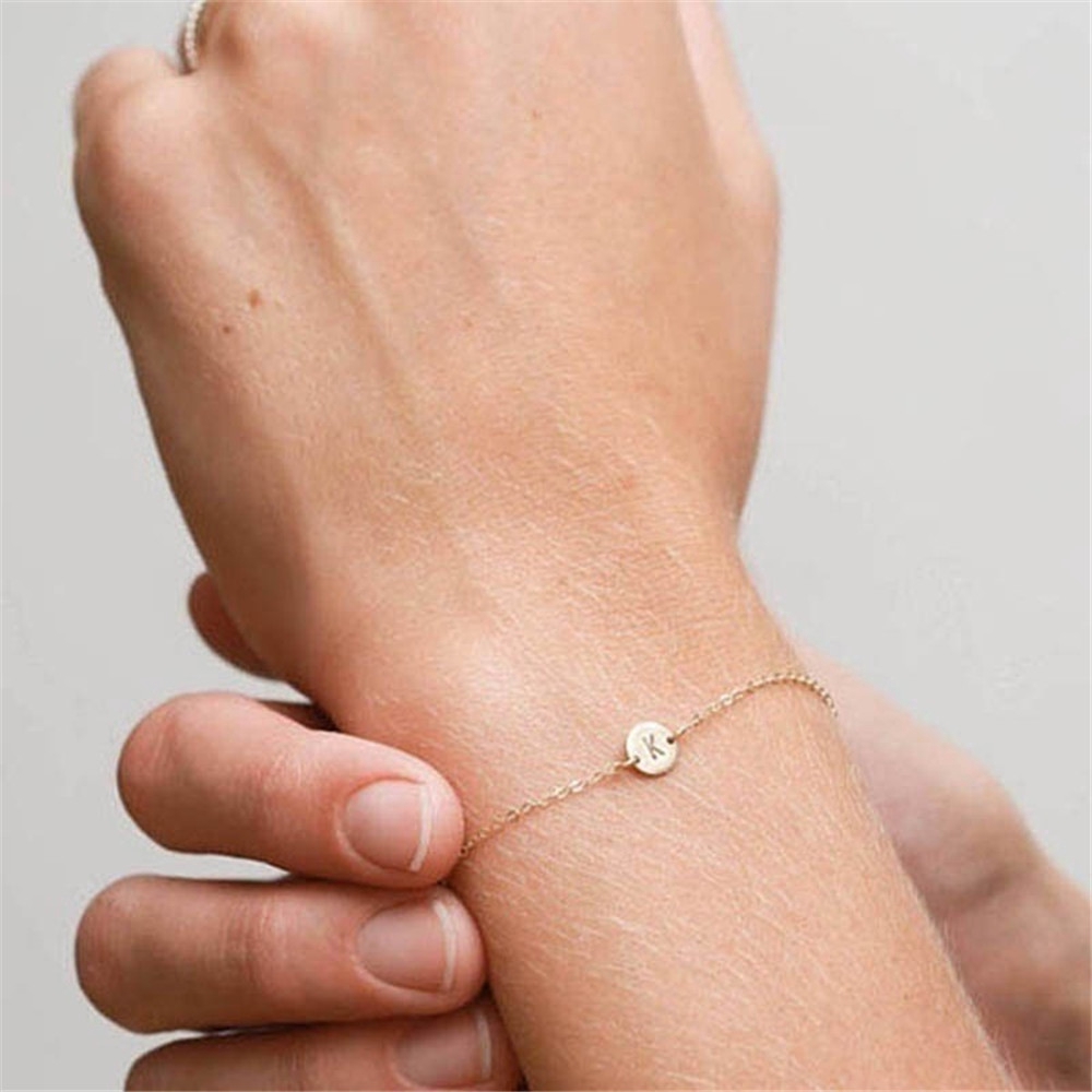 Vòng tay khắc chữ cái thiết kế đơn giản