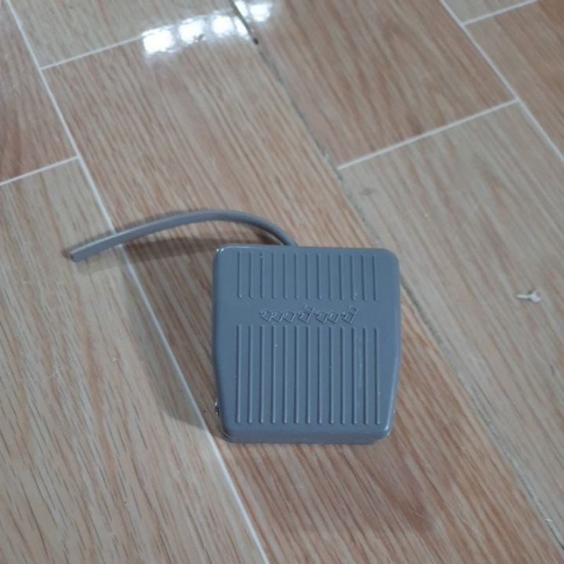 Cong tắt bàn đạp. Đống. mở