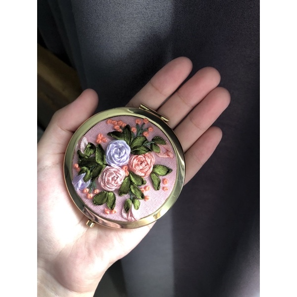 Gương nắp gập thêu handmade