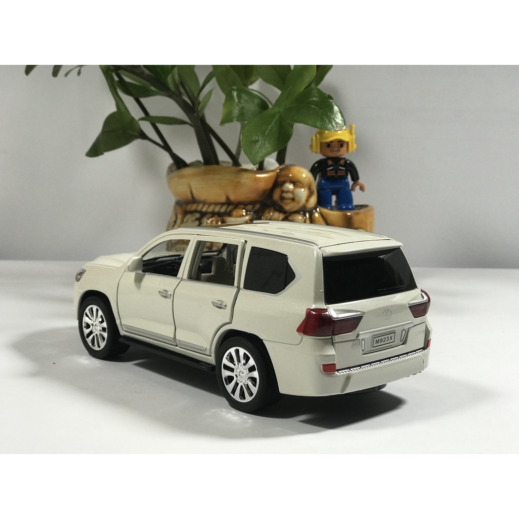 Mô hình xe ô tô Lexus LX570 tỷ lệ 1:24 bằng kim loại giá rẻ nhất