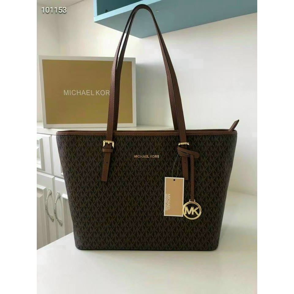 Túi xách Michael Kors có khóa miêng dây keo rất êm