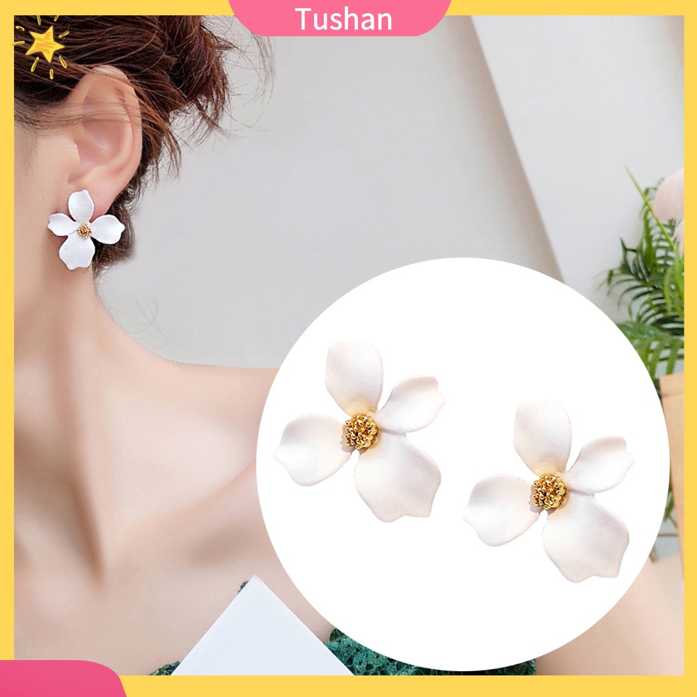 Khuyên tai hình hoa thời trang và độc đáo cho nữ