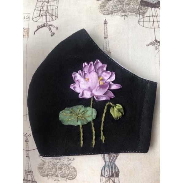 Khẩu trang thêu handmade hoa sen