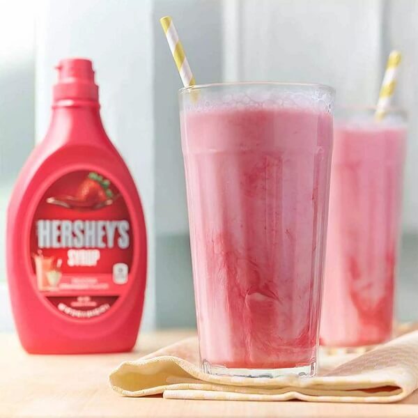 Sirô Hershey Strawberry chai 623g mang vị ngọt dịu nhẹ và thơm mát mùi của dâu tây pha chế các đồ uống, trang trí bánh