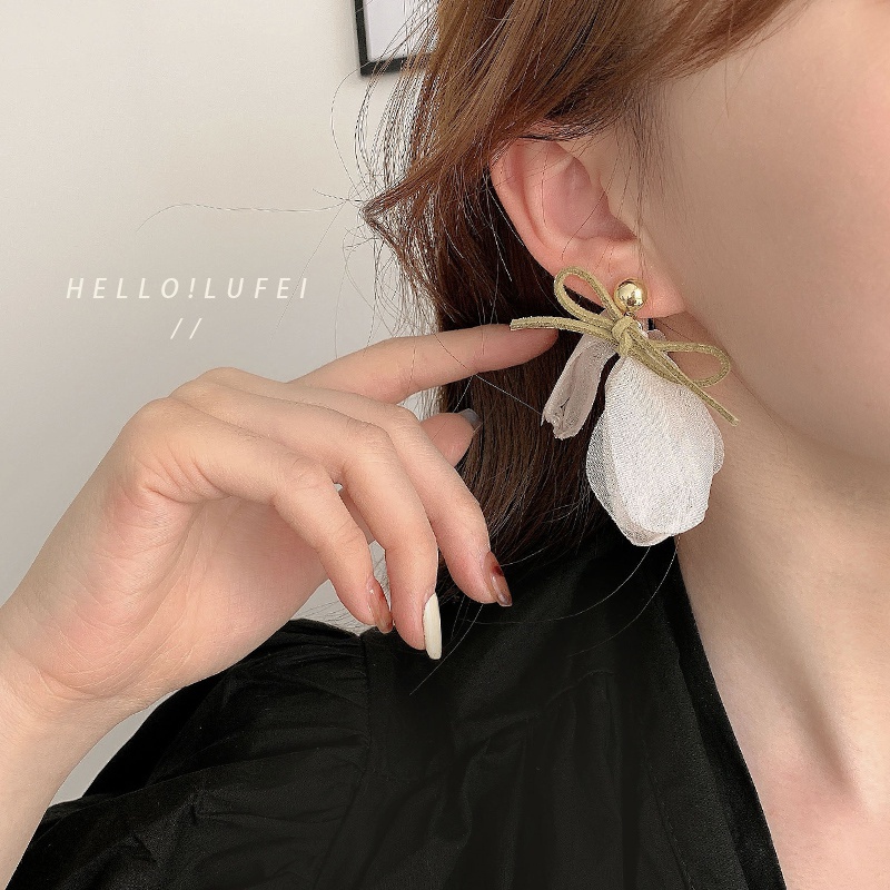 Bông tai hình cánh hoa trắng thanh lịch nhã nhặn