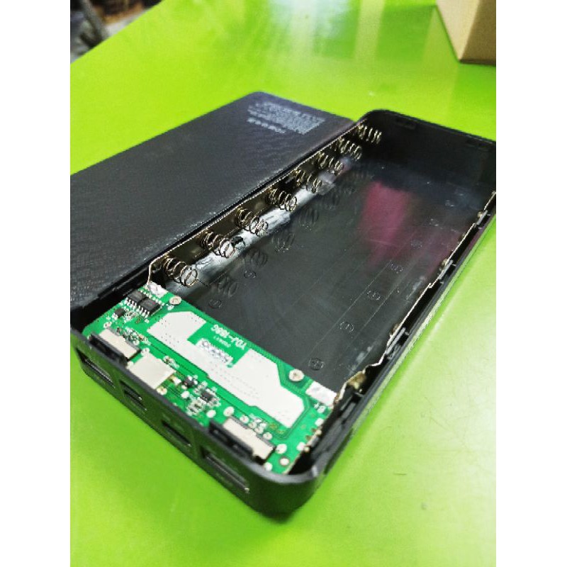 Box dự phòng 8 cell 3 cổng sạc màu đen