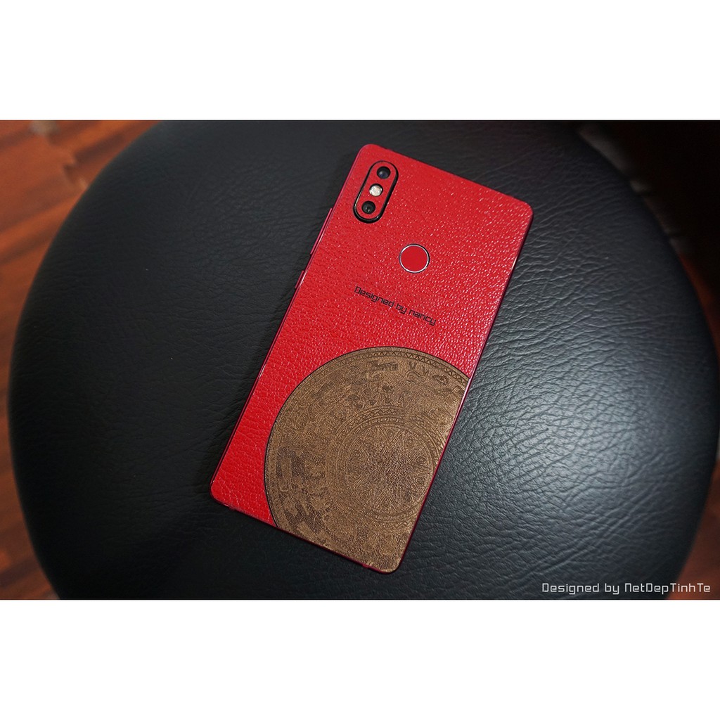 Miếng dán da skin Xiaomi Mi 8 Se  - Da màu đỏ - Hình trống đồng - D6